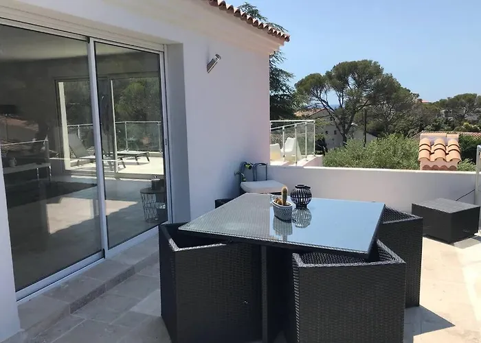 Les Alizes Côté Piscine Proche Bord De Сasa de vacaciones *