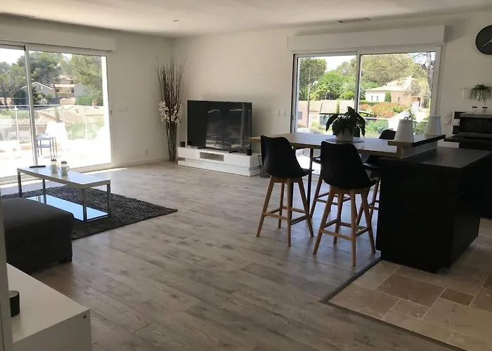 Les Alizes Côté Piscine Proche Bord De Сasa de vacaciones Saint-Raphaël