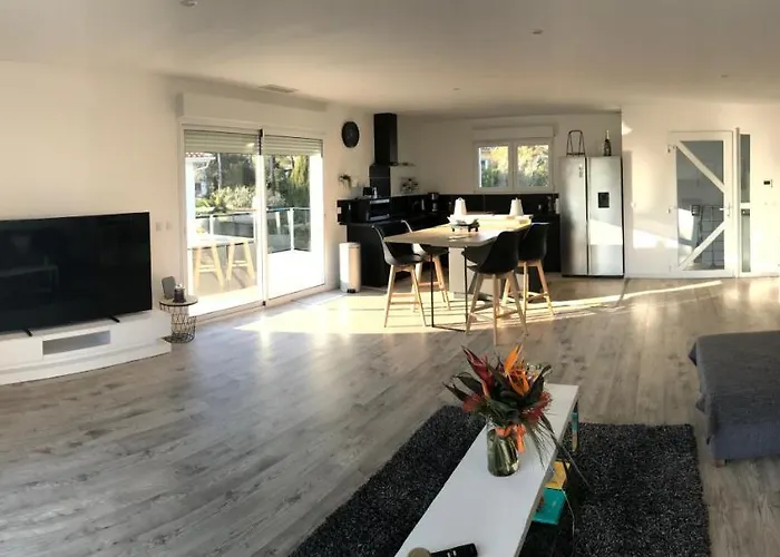 Les Alizes Côté Piscine Proche Bord De Сasa de vacaciones *